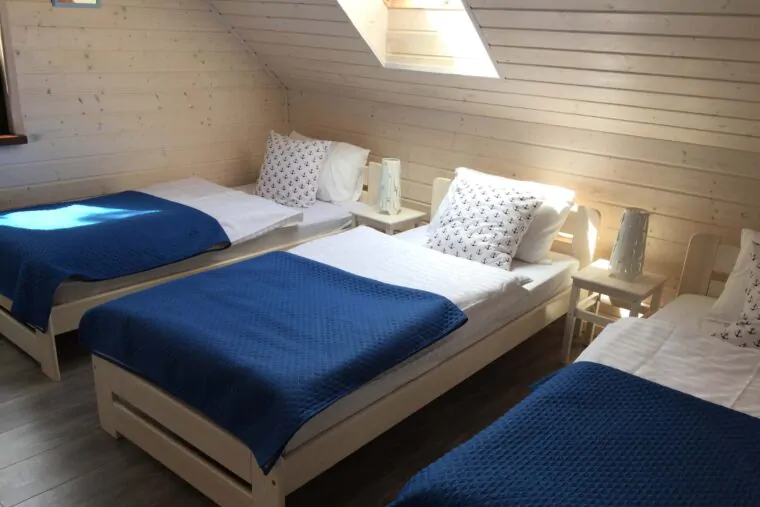 A Morze Ustka sypialnia trzyosobowa piętro łóżko narzuta lampka nocna